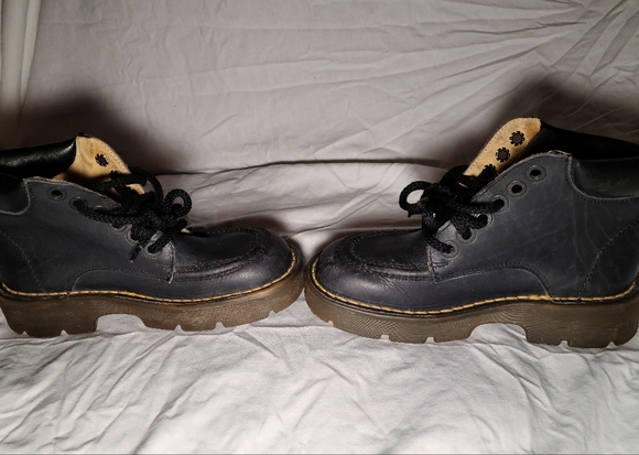 Dr Martens vintage late 80s or early 90s black leather boot. Sz 3UK, sz 5 US. - Picture 4 of 12